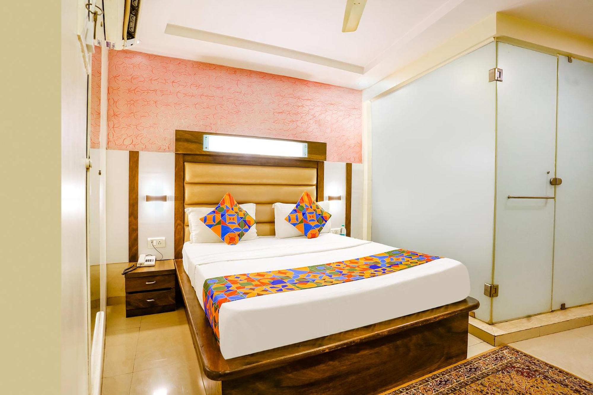 Hotel Naivedhya By Kwality Inn Тхане Экстерьер фото