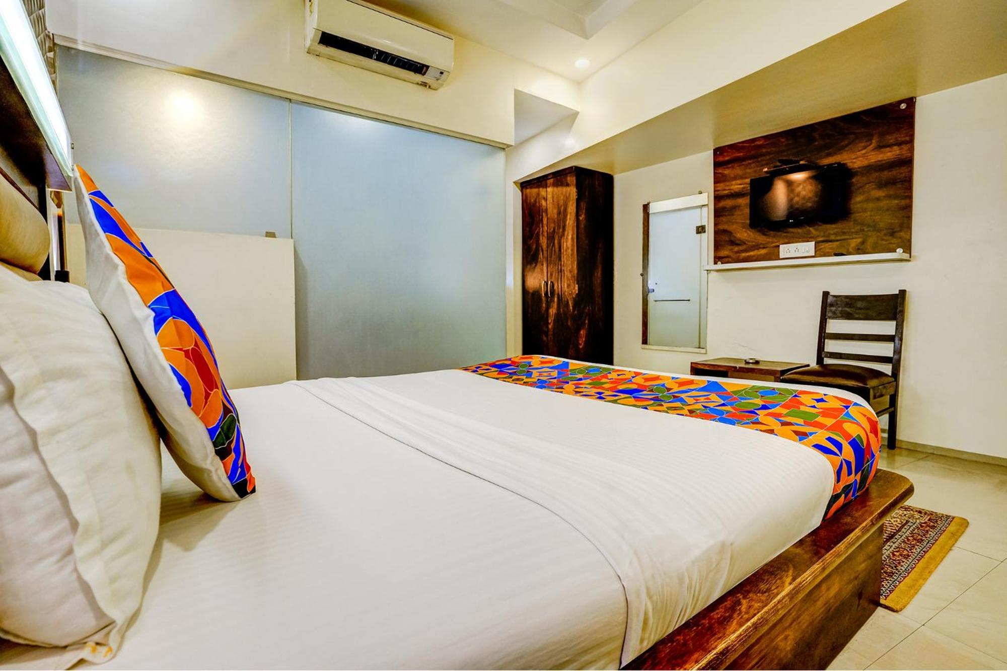Hotel Naivedhya By Kwality Inn Тхане Экстерьер фото